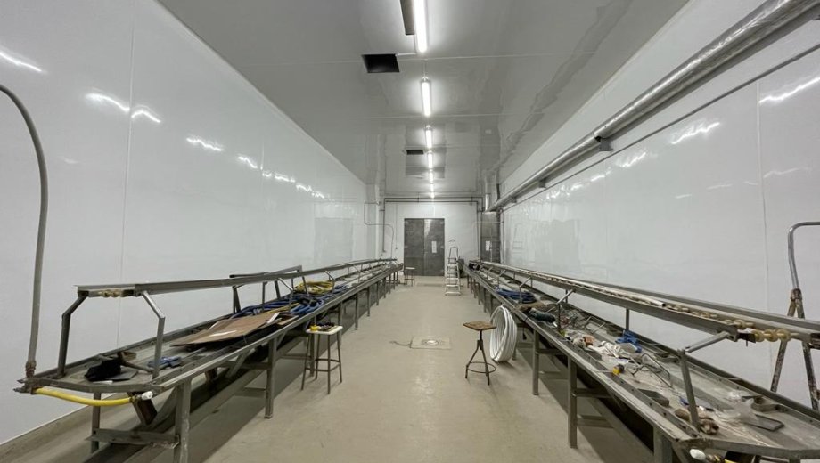 Fabrica de procesare melci reconditioneaza panouri sandwich cu MedClyn